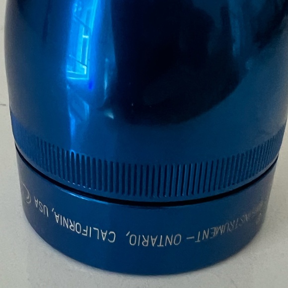 MAG-LITE 2 Cell Flashlight in Blue - Picture 3 of 7